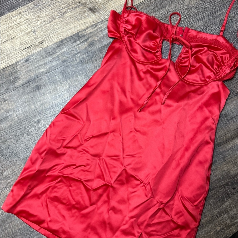 PrettyLittleThing Scarlet Satin Top - Picture 3 of 6